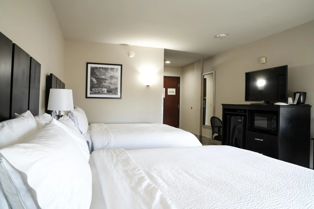 Lucilles Hotel, Restaurant, & Bar