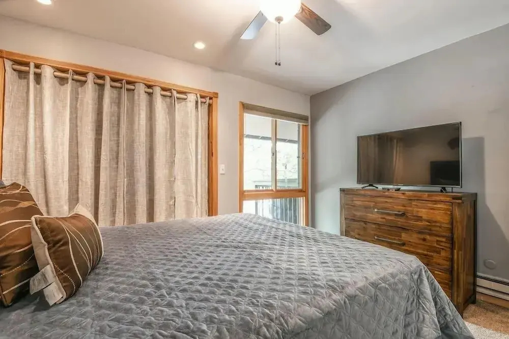 1014 Wild Irishman 2 Bedroom Condo by Redawning