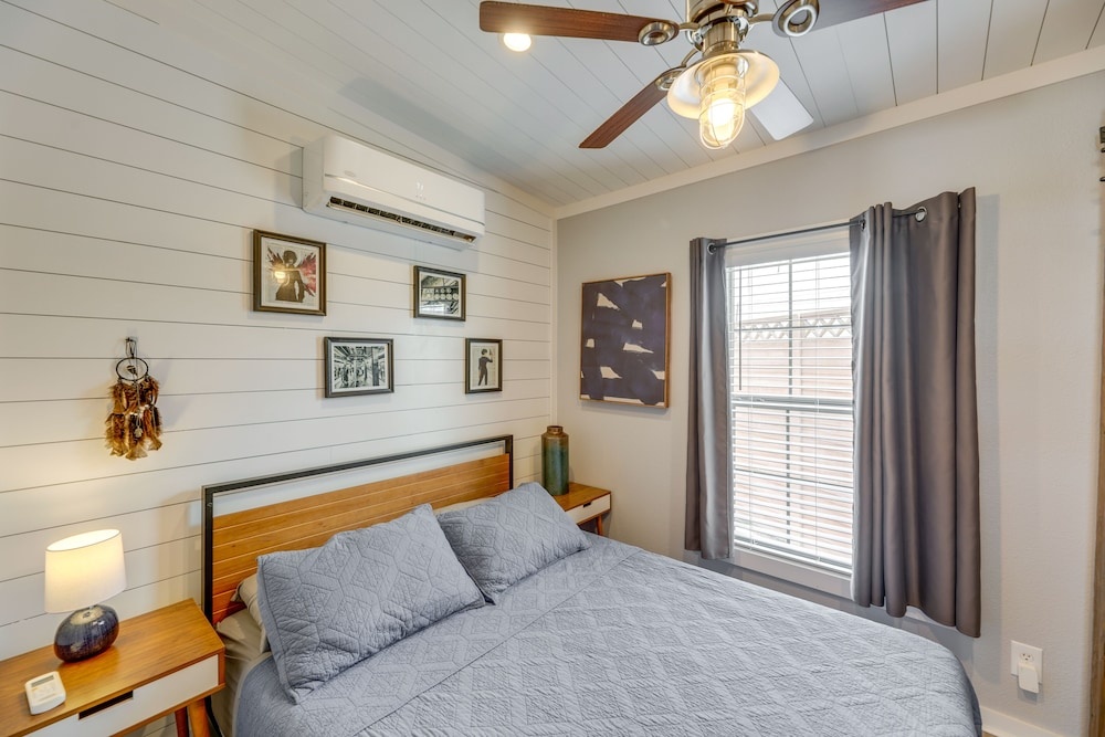 Community Pool & Hot Tub: Austin Tiny Home!