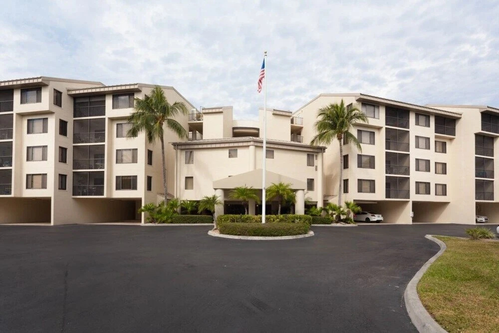 Romantic Condo Across From Beach! 1 Bedroom Condo by Redawning