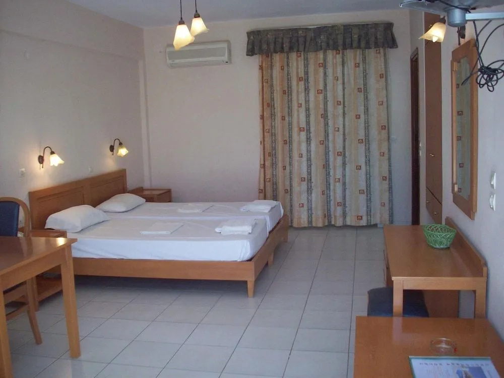 Chrisanna Apartments & Studios