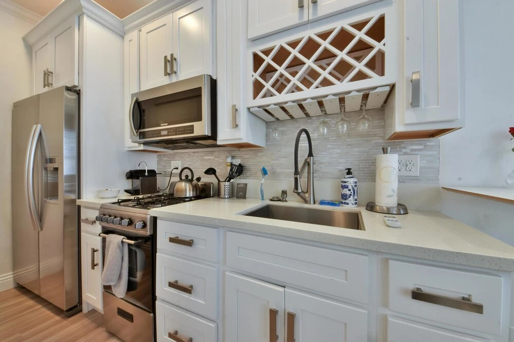A3 Modern Home Next to Beach Sleeps 4 With AC and Beach Essentials