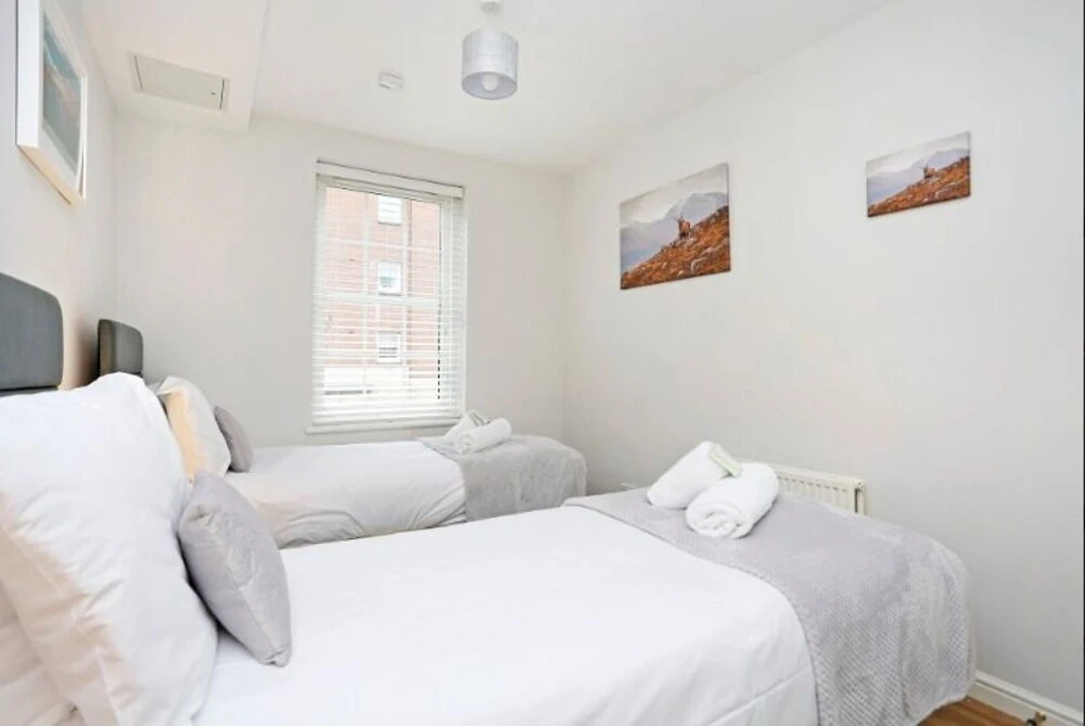 Sophisticated Apt in Trendy Leith Port District