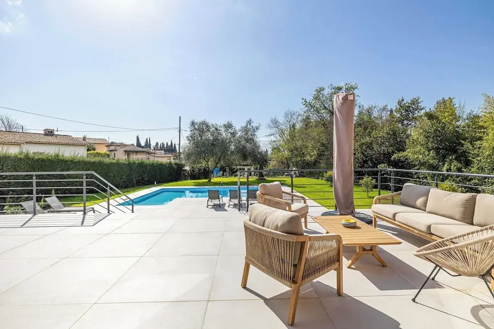 Modern Villa with Heated Pool and Garden