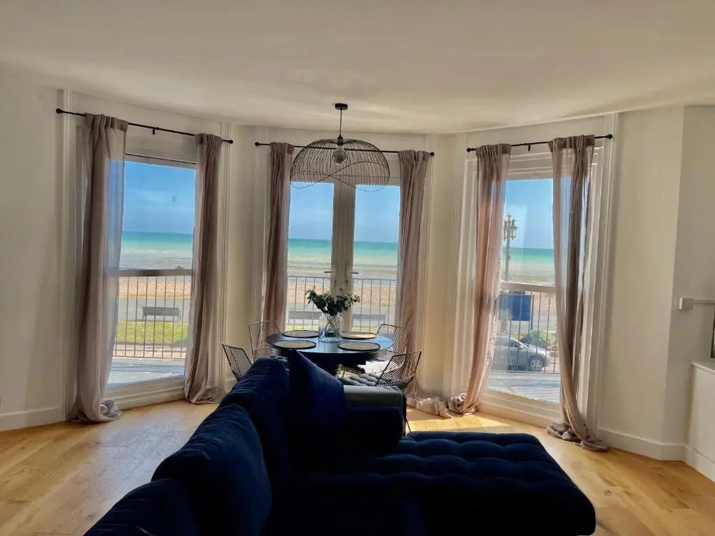Seaview Flat with Balcony, Spacious 2 Bedroom