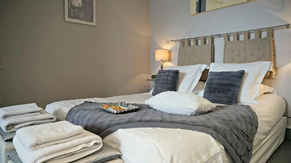Little Suite - Suzanne (Adults Only)