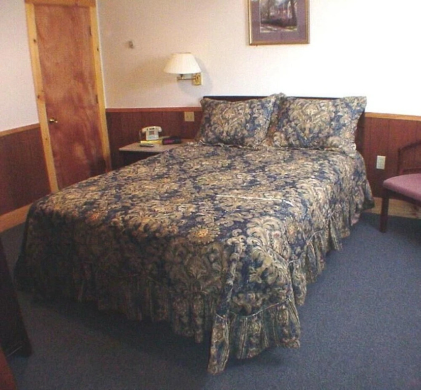 Lazy E Motor Inn