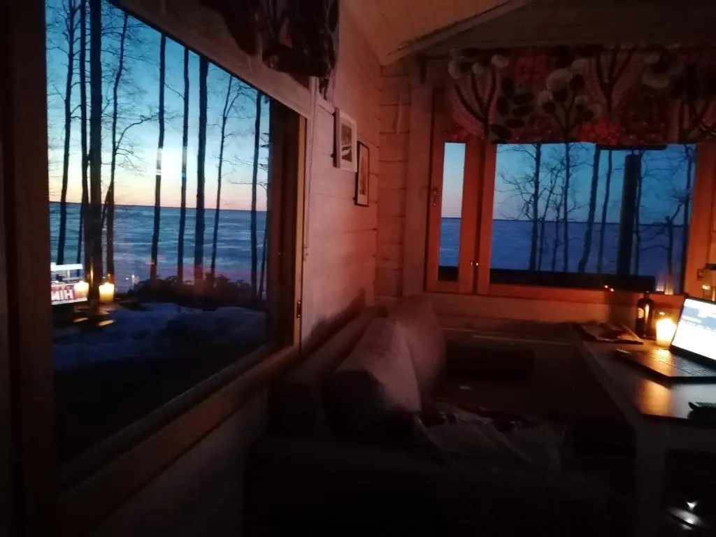 Mukava pieni 2-4h mökki min 2 vrk Saimaan rannalla, poreallas, puusauna, Wi-Fi, Smart TV