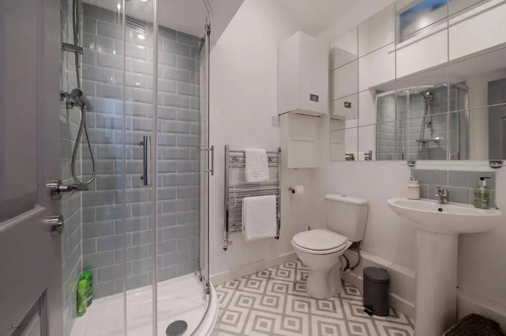 Air Host and Stay - Apartment 2 Broadhurst Court sleeps 6 minutes from town centre