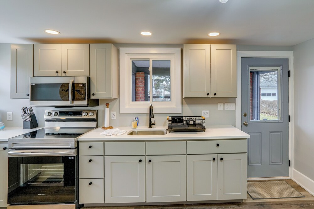 4 Mi to Waterfront: 2-unit Combo in Kingston