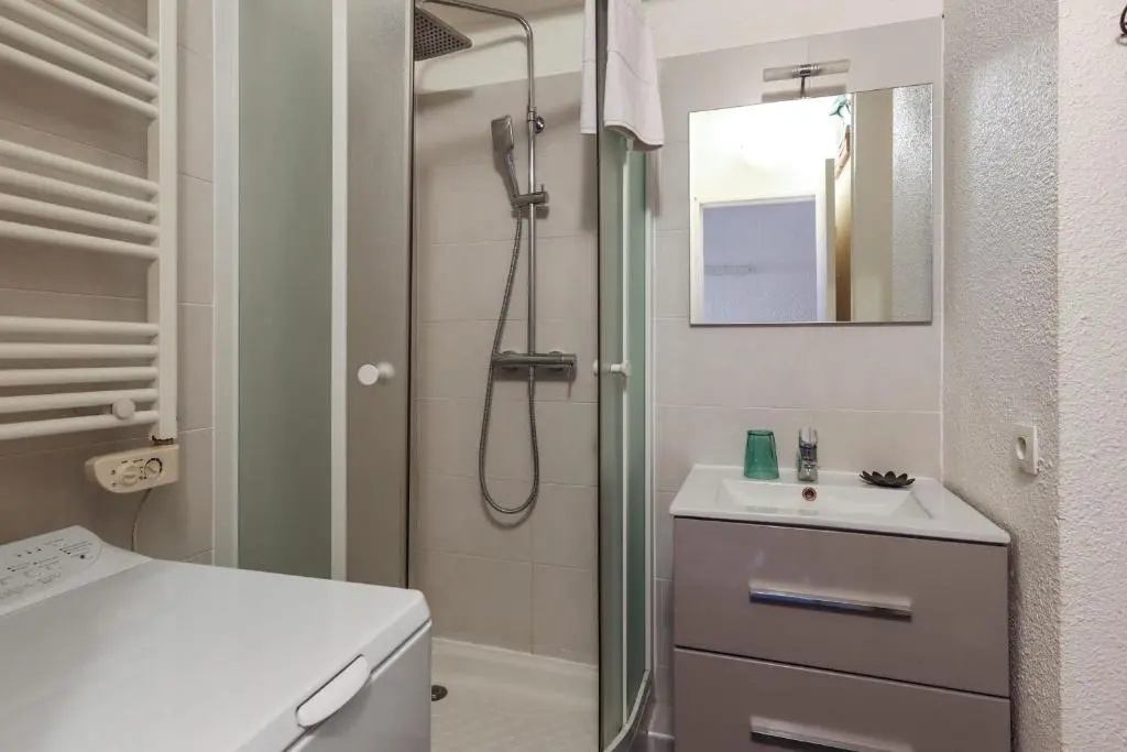 Charming flat with pool 8 min away from the beach in Antibes - Welkeys