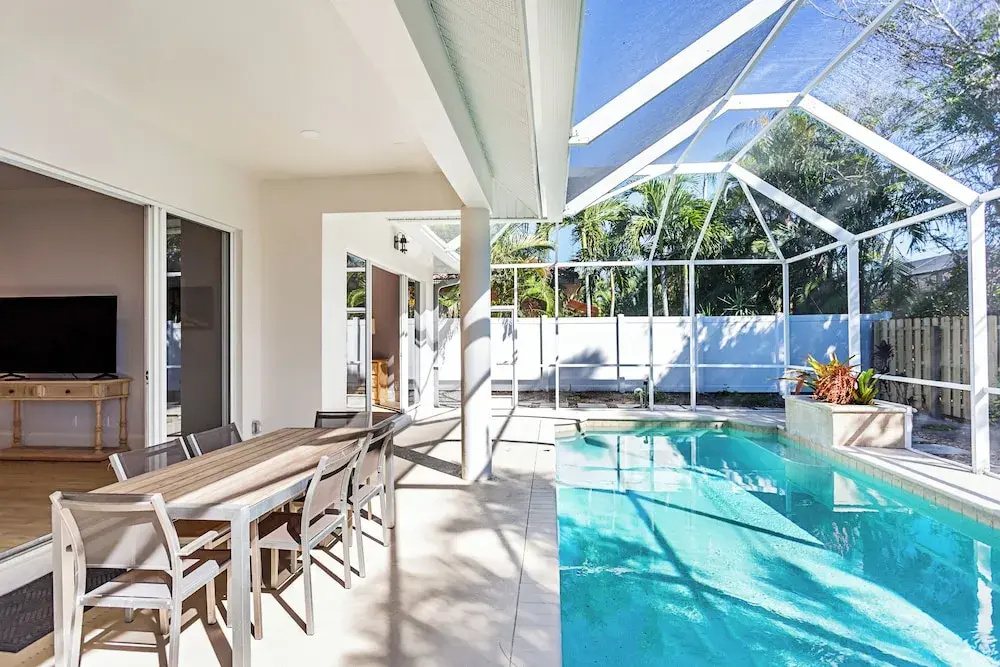 Imola: Newly Remodeled Pool Home Minutes from Vanderbilt Beach. Family-Friendly Retreat with 4 BR, 3.5 Bathrooms, and Private Screened Pool. Perfect Location Near Mercato and Naples Attractions