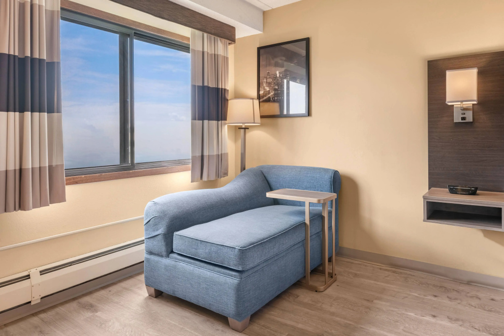 Ramada by Wyndham Minneapolis Golden Valley