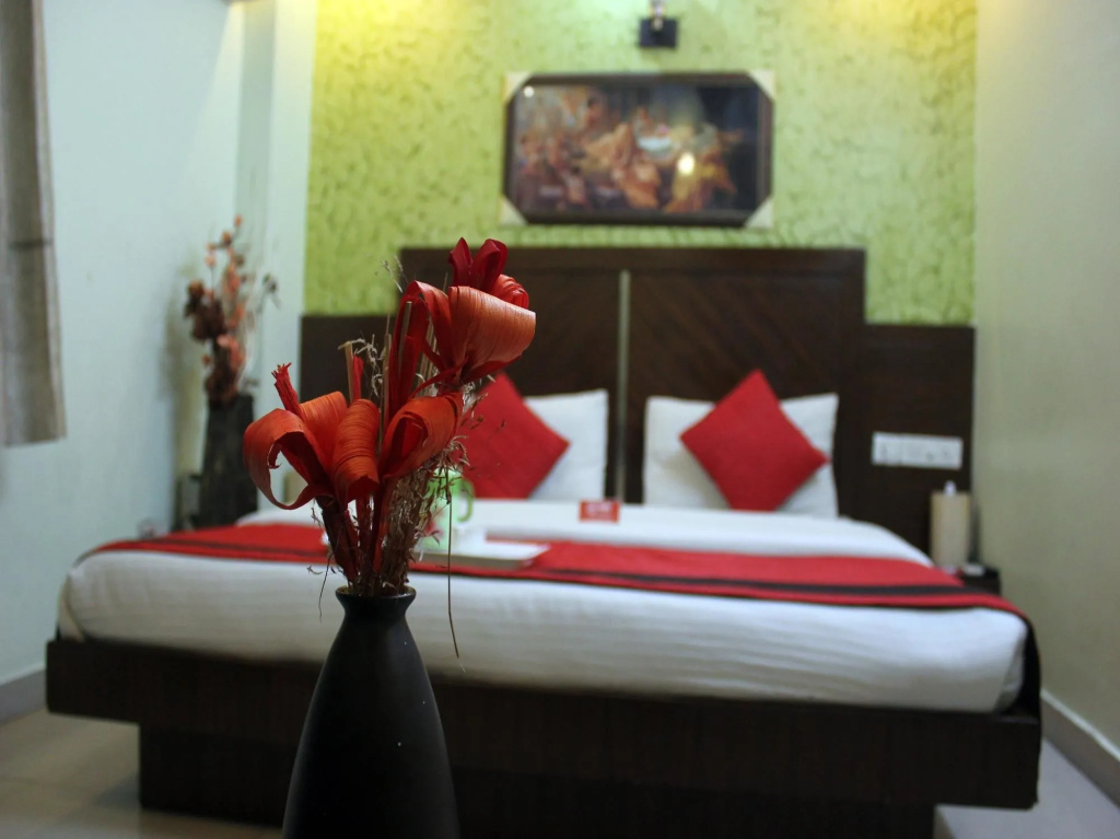 Star view by Hotel Black mooncouple friendly Near Rk ashram Metro