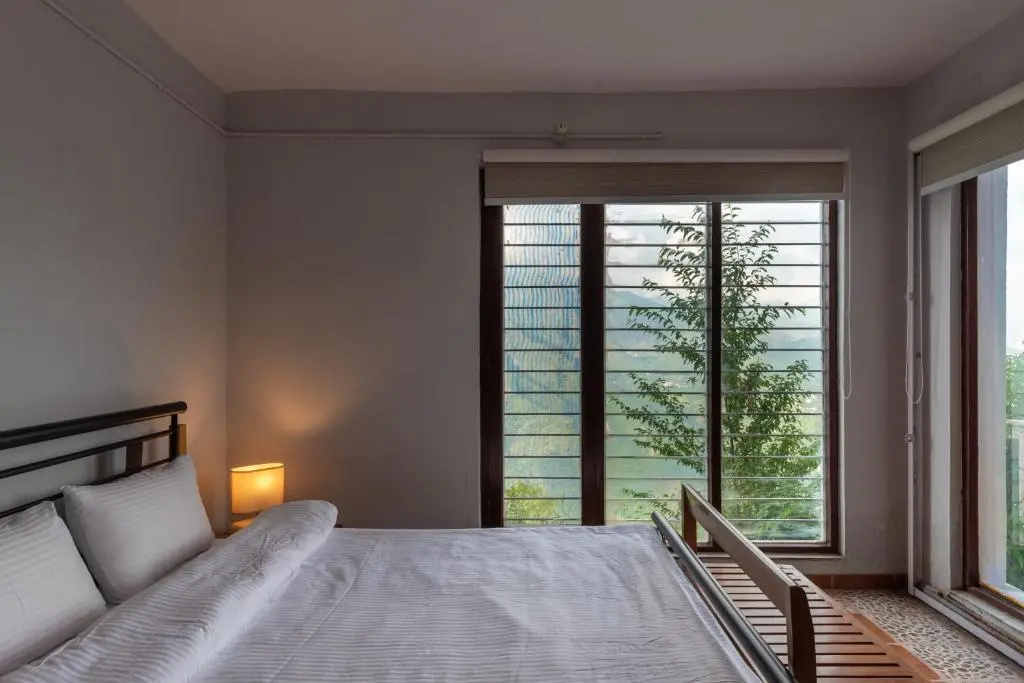 The Perch - 2bhk w panoramic hill view by Roamhome