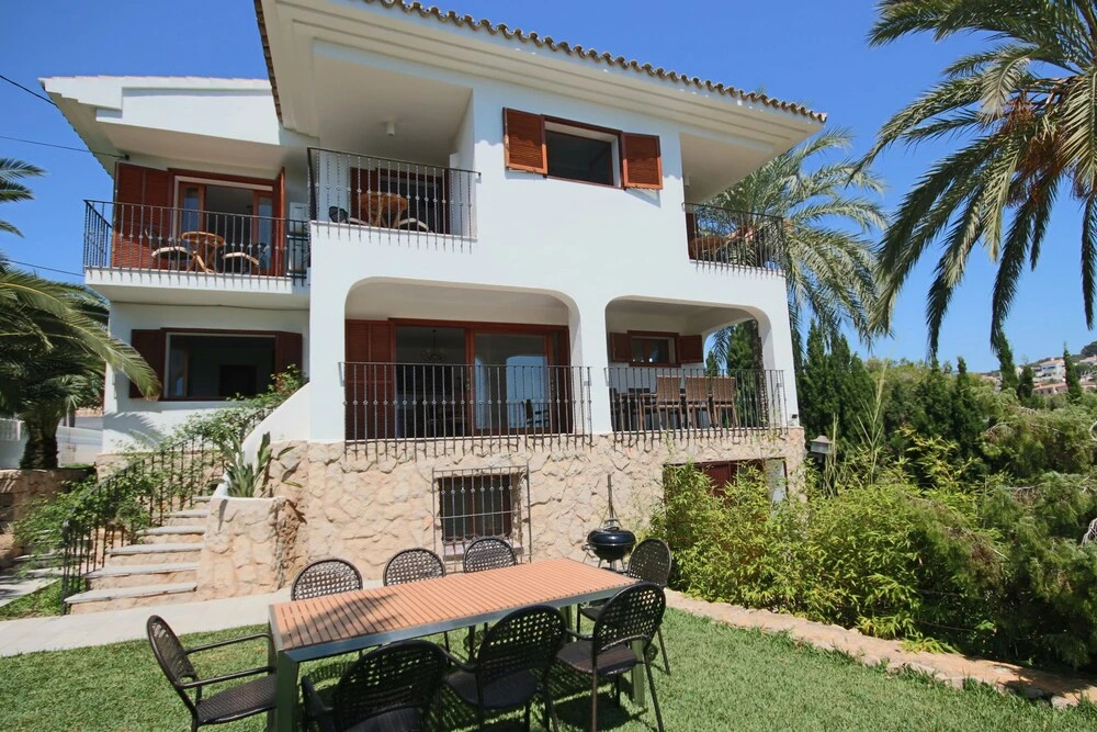 Only 100m to the Beach! Spacious Villa With Private Pool - 12 People