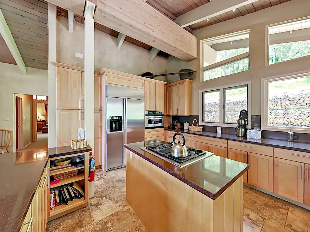 Beautiful 4br + Den W/ Hot Tub & Views - Near Slopes 4 Bedroom Home