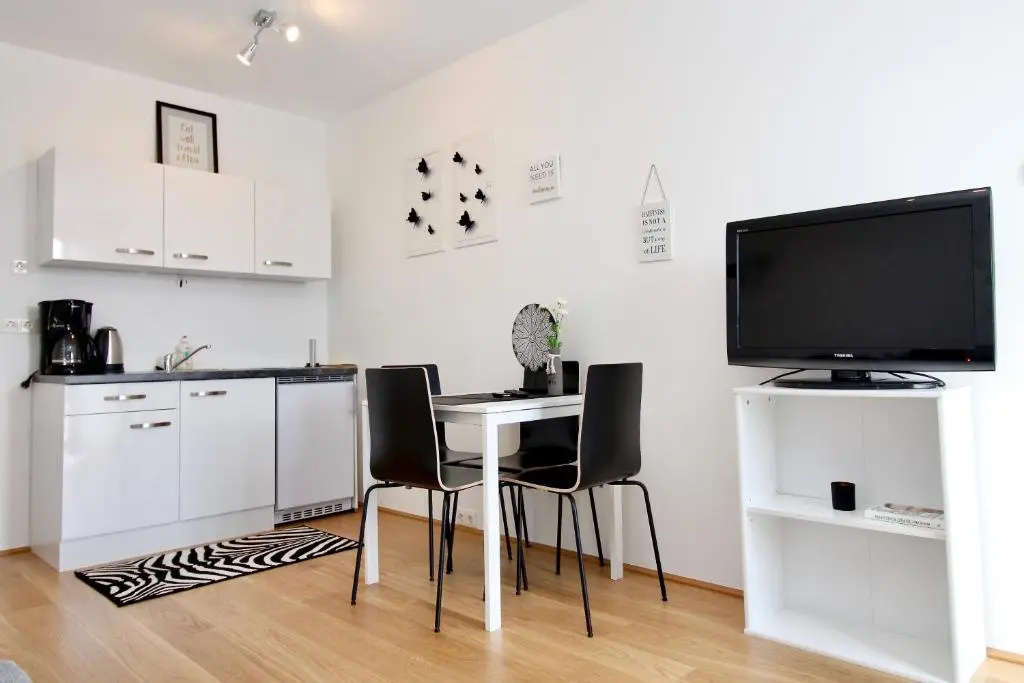 Modern Balcony Apartment with Pool close to Lake in "Donaustadt"