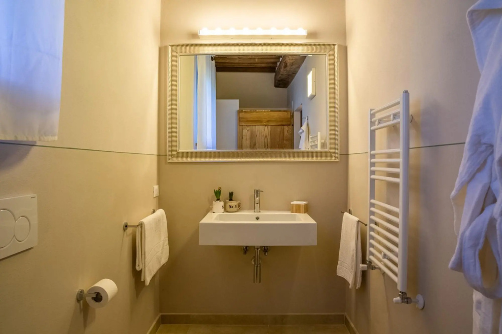 Podere Acqua Calda is an old stone farmhouse, recently renovated, located within walking distance fr-Podere Acqua Calda