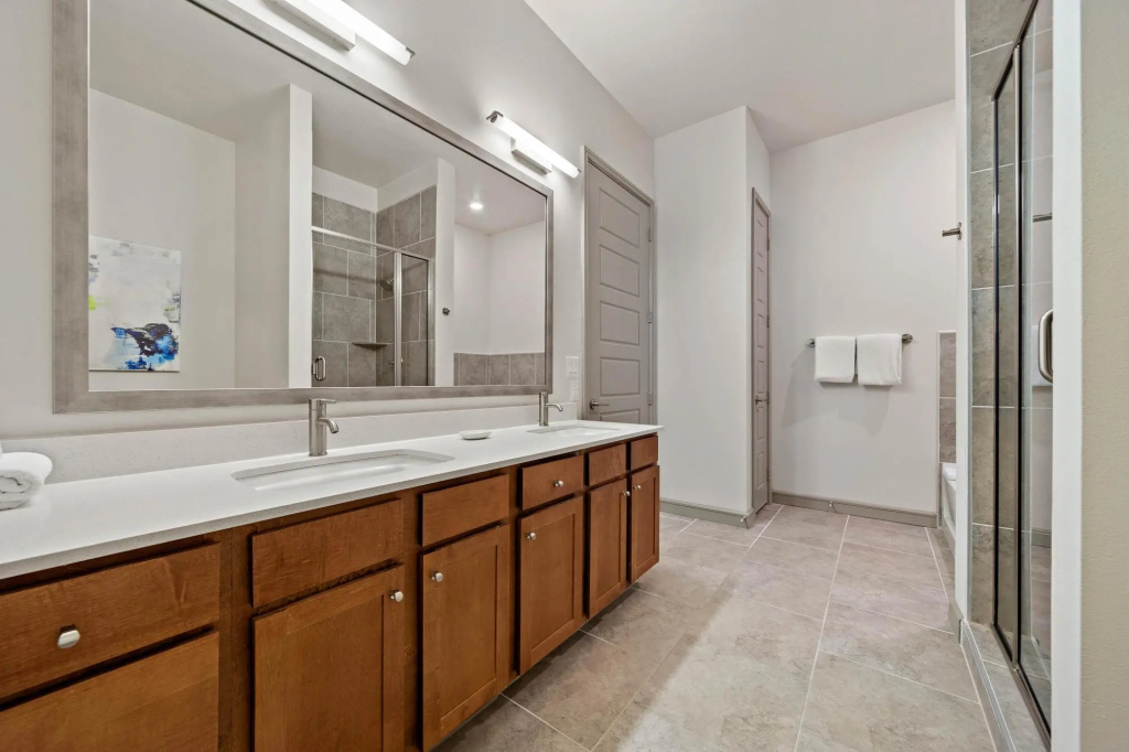 Spacious Private and Elegant Downtown Location