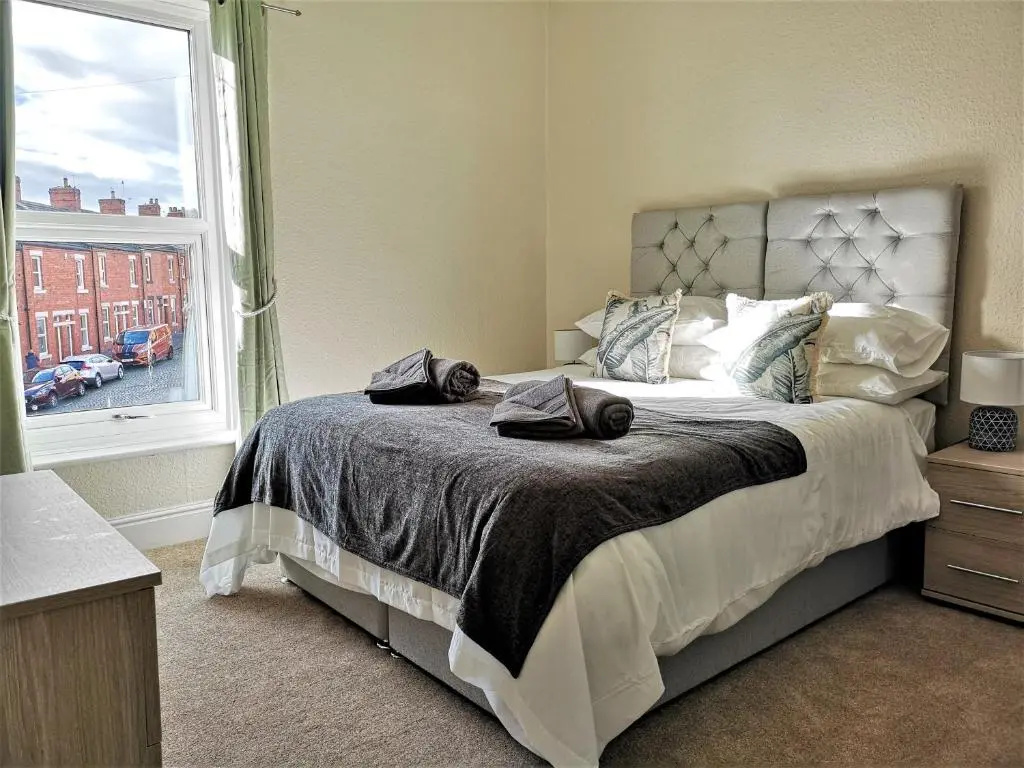 Douglas House, near Hospital, attractive and comfy 2 bedroom House with enclosed yard to rear