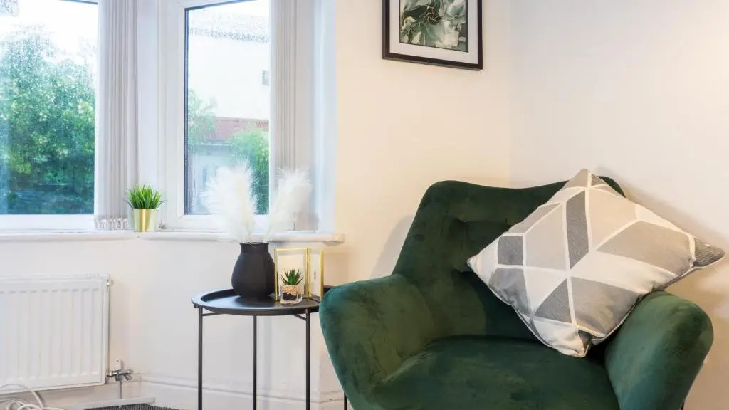 Air Host and Stay - Heyes House- Sleeps 7, free parking, mins from LFC