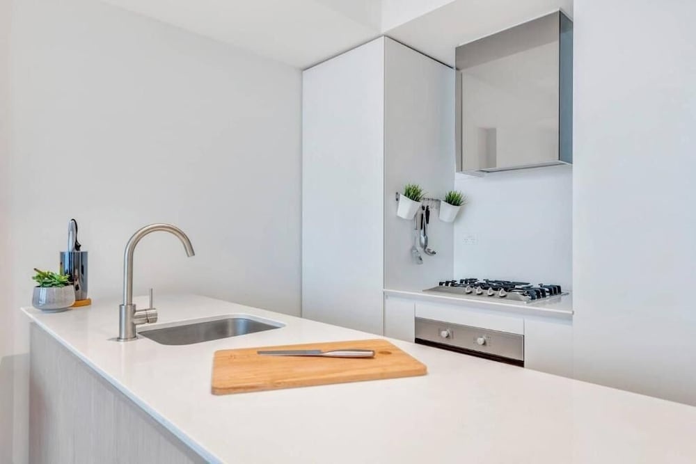 Melboune City EQ tower 1 Bedroom Apartment with skyline view by KozyGuru