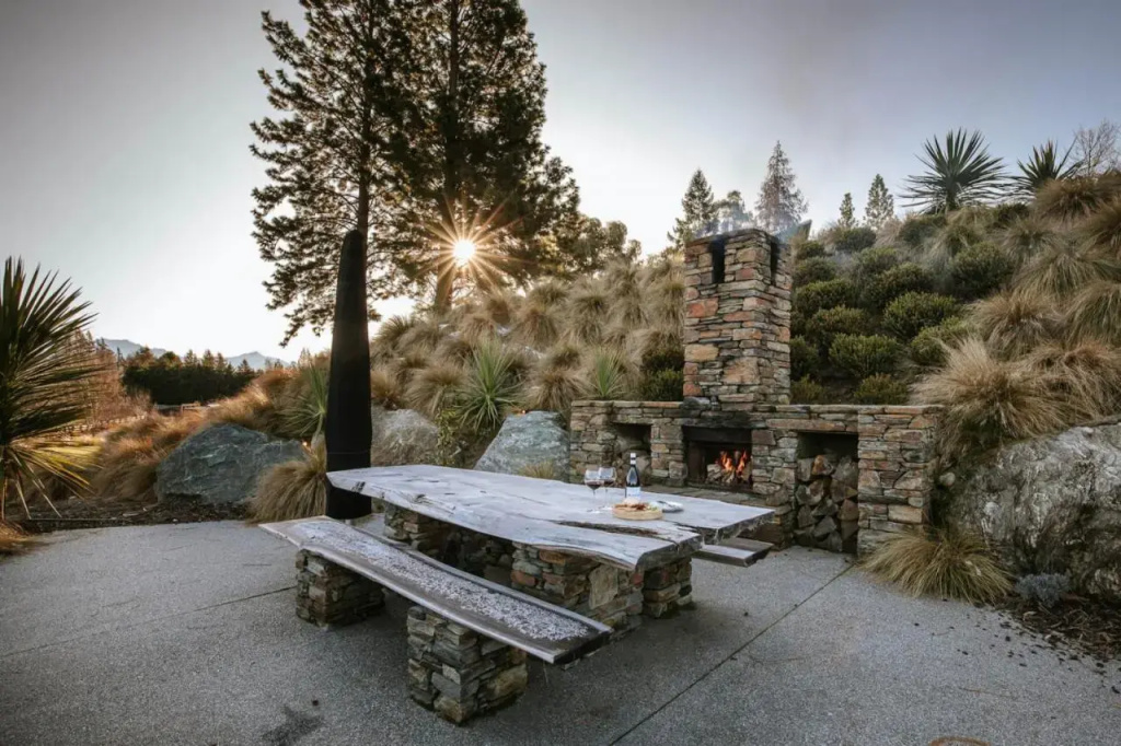 Mt Roy Terrace - Sleeps 8 - Mountain Views - Artwork Collection