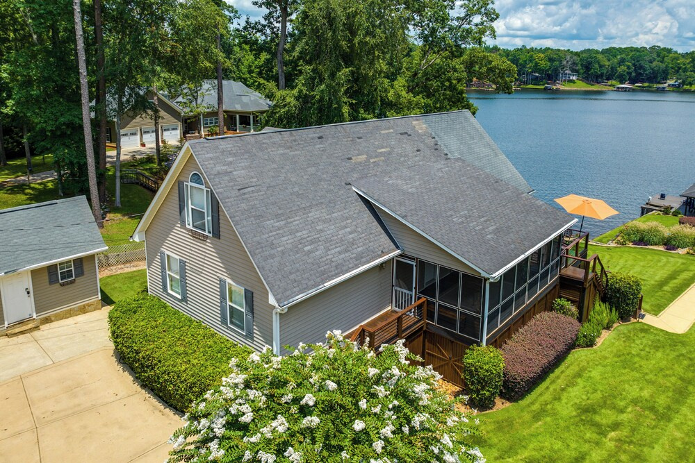 Luxe Lake Sinclair Living: Private Dock and Beach!