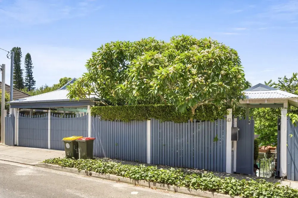 Poolside Stay - Close to Taronga Zoo & Luna Park
