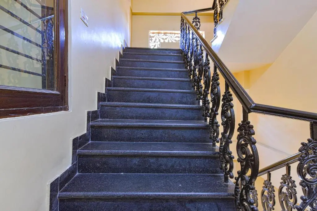 Fabhotel The Castle Homestay Inn