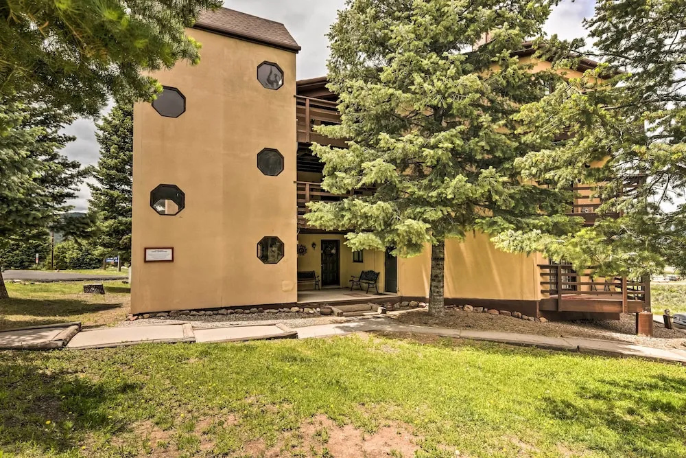 Mountain-view Angel Fire Condo: Walk to Skiing