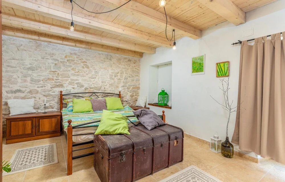 Beautiful Home in Divsici With Wifi and 4 Bedrooms