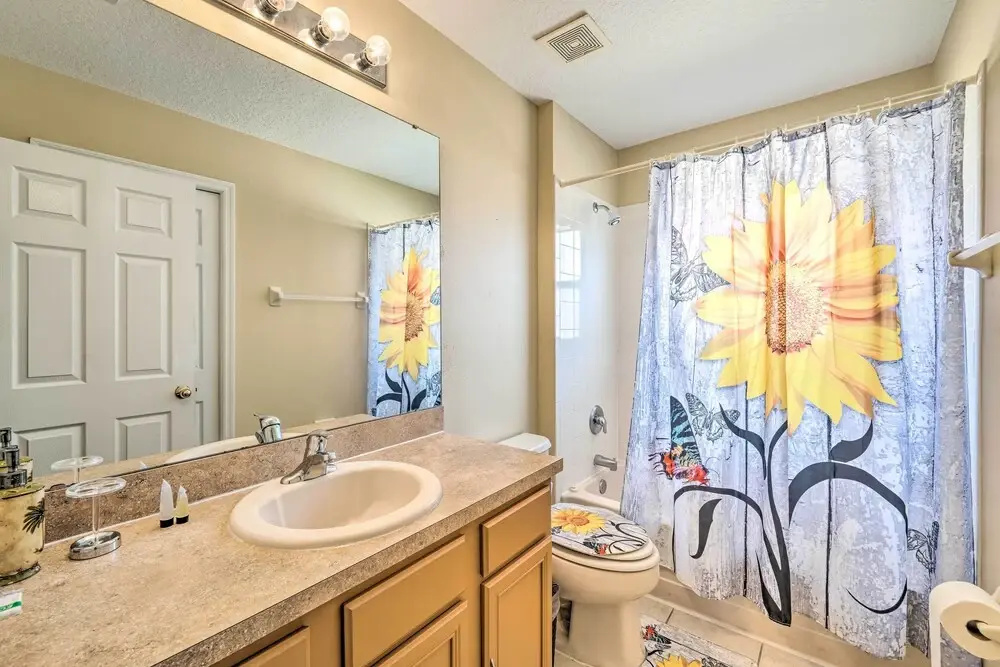 Spacious Family Home w/ Spa in Davenport