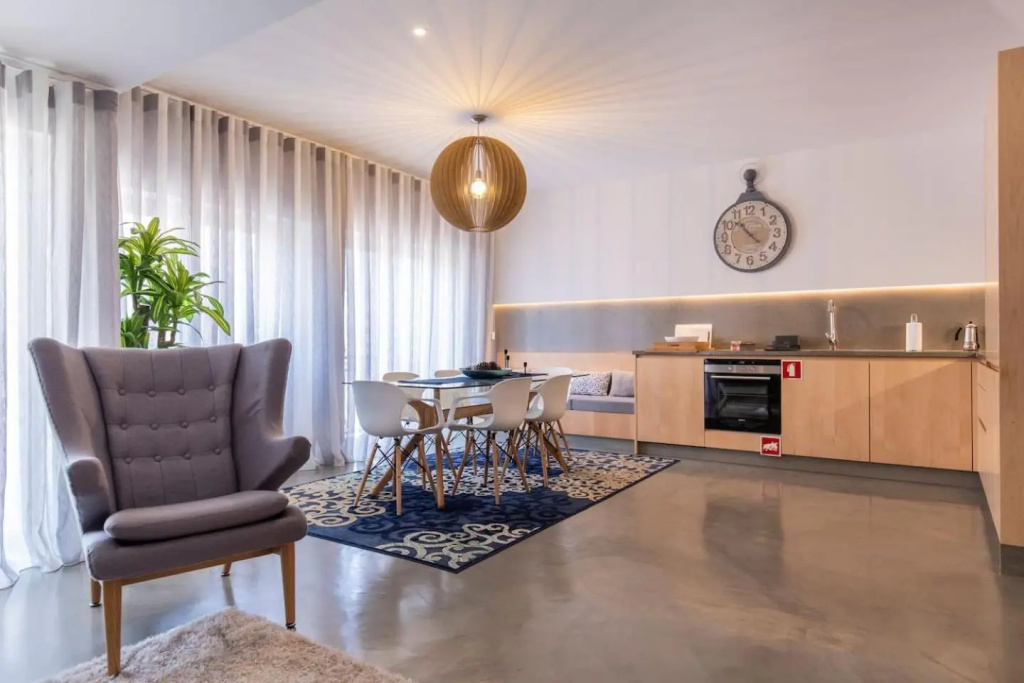 Lovelystay - Sunshine Residence in the Heart of Graça