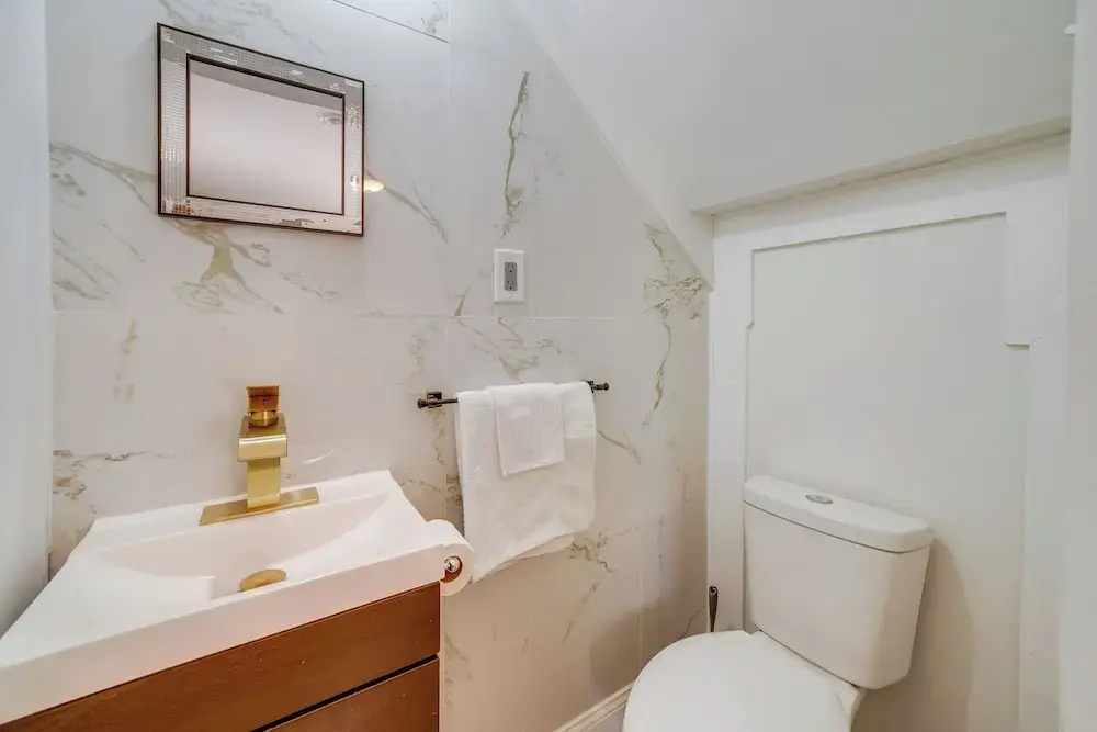 Explore the Hinton Historic District! Luxe Studio