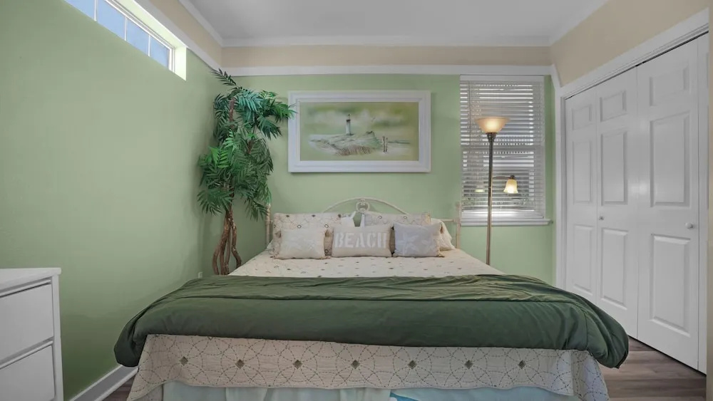 Steps to the Beach + Private Pool & Free Beach Set Up
