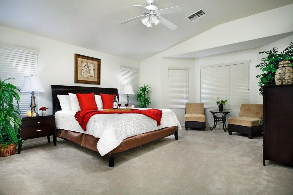 Near Great Shopping & Dining! Pool Table & Games!