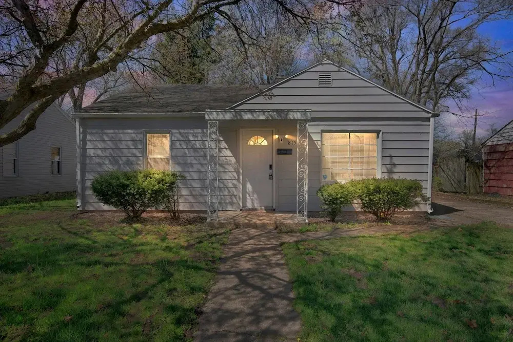 3 Blocks to Notre Dame 2 Bedroom 1 Bath Home 815
