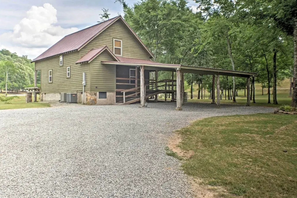 Guntersville Cabin w/ Fire Pit & Covered Porch