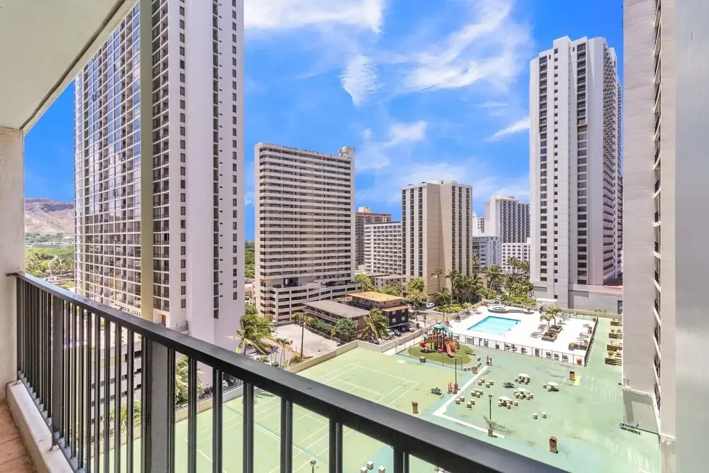 Renovated Waikiki Banyan Condo w/ Pool View, Free parking