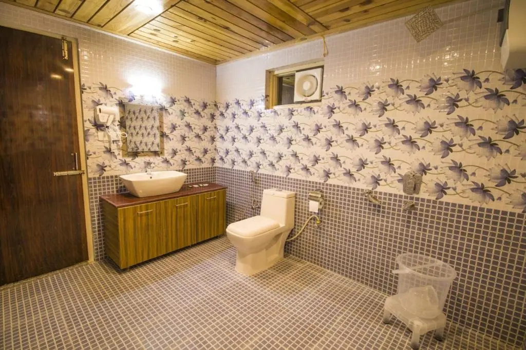 Vella Marina Group of Hotels Mount# Best Comfort Hotel#Free Parking-cricket stadium 10 km-Mcleodganj 2 km- Bhagsunag 4 km