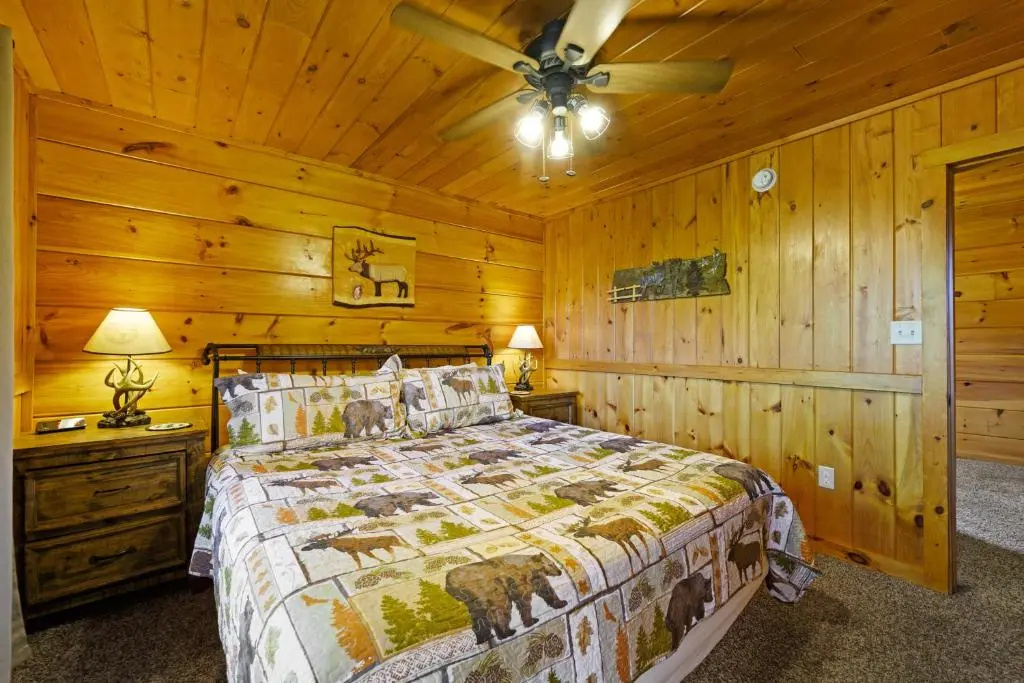A Wolf's Den Gatlinburg