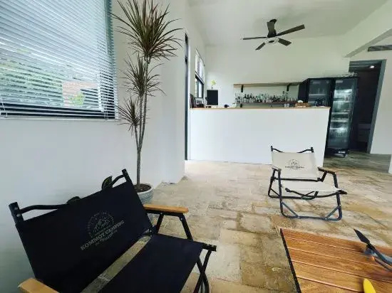 Wanning Yellow&White Homestay