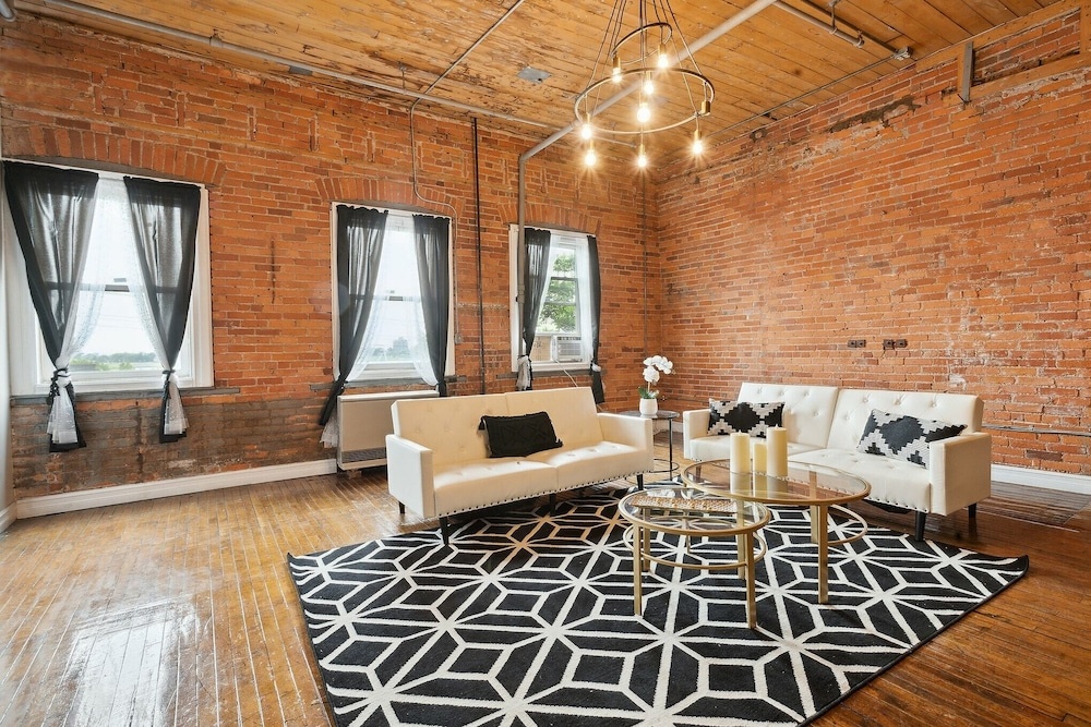 Queen G Investments 1 Bedroom Apts by RedAwning