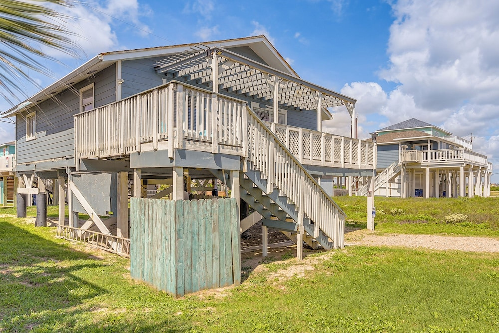 Walk to Gulf: Surfside Beach Home w/ Deck