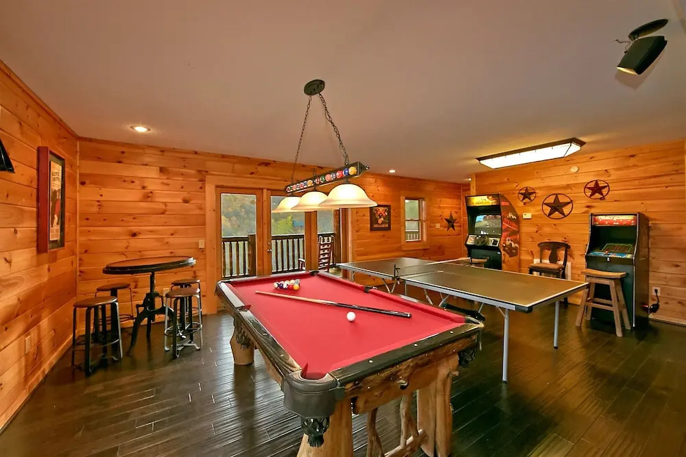Mountaintop Paradise - 4 Br cabin by RedAwning