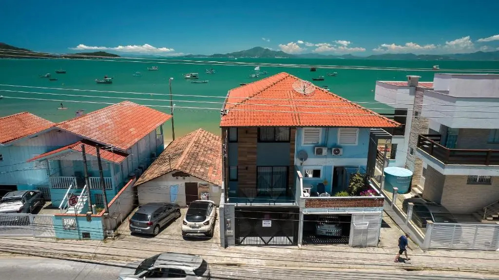 Beira mar confortavel sobrado com 04 dormitorios para até 10 pessoas