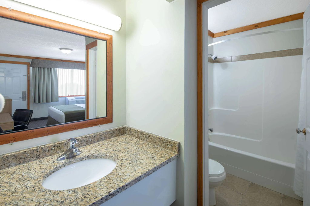Travelodge by Wyndham Golden Sportsman Lodge