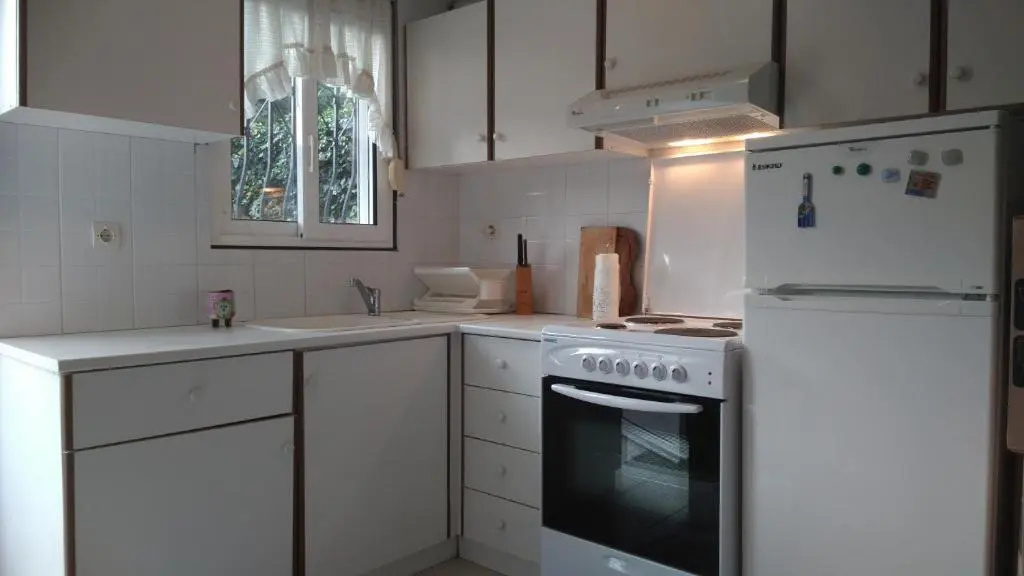 2-bed maisonette in pine forest, 250m from beach between Skala Fourka and Siviri